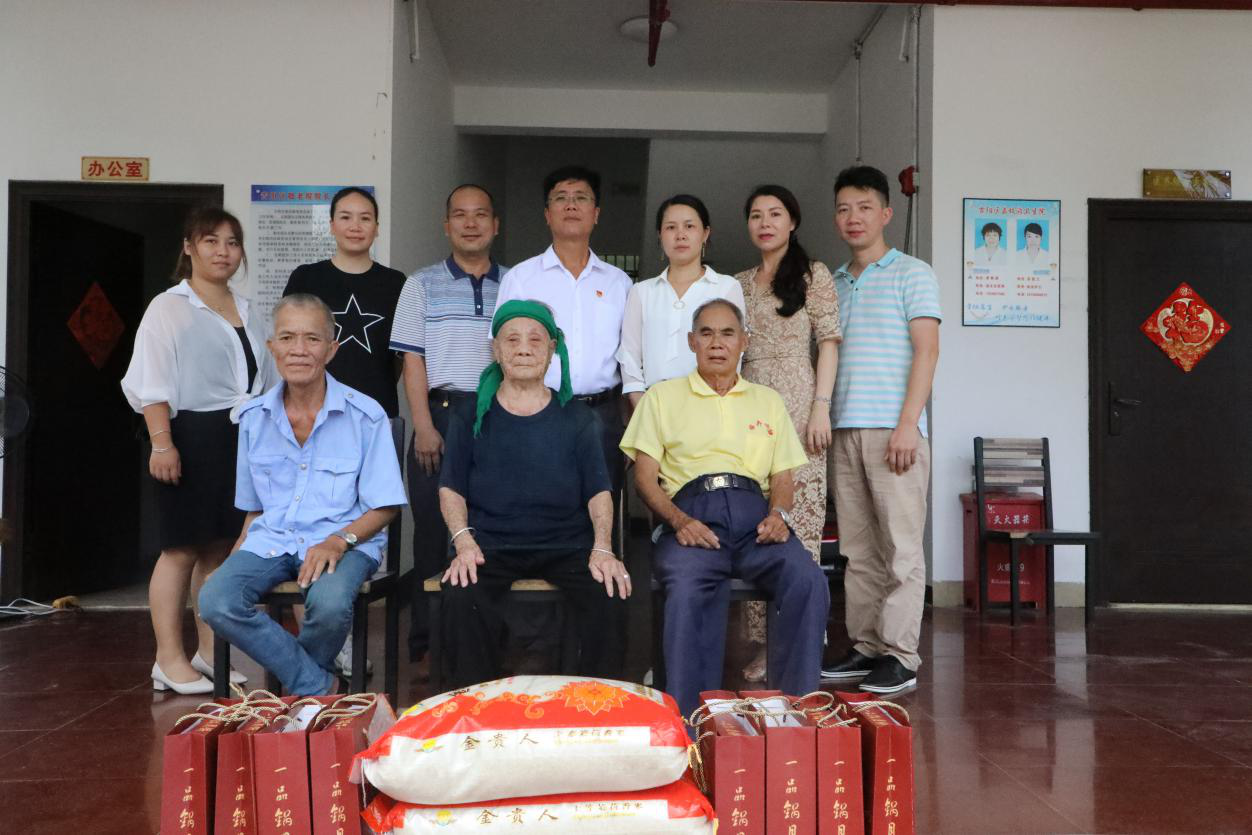 明佳集團中秋節前走訪(fǎng)慰問(wèn)困難職工及孤寡老人
